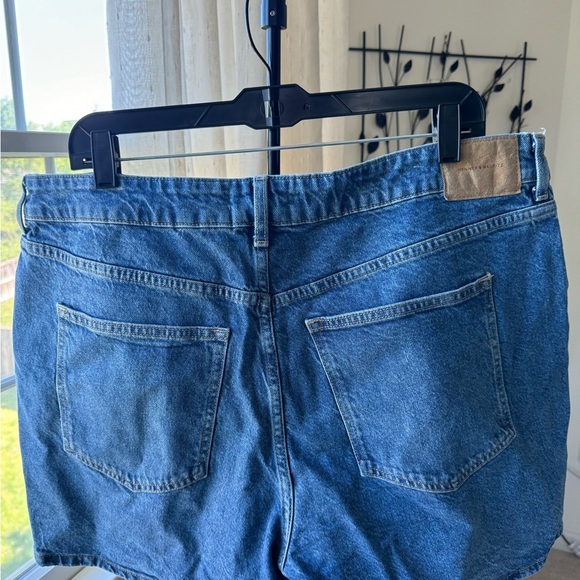 H&M Blue Jean Shorts Relaxed Fit - Picture 2 of 4